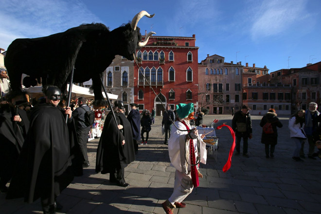 taglio_testa_toro_carnevale